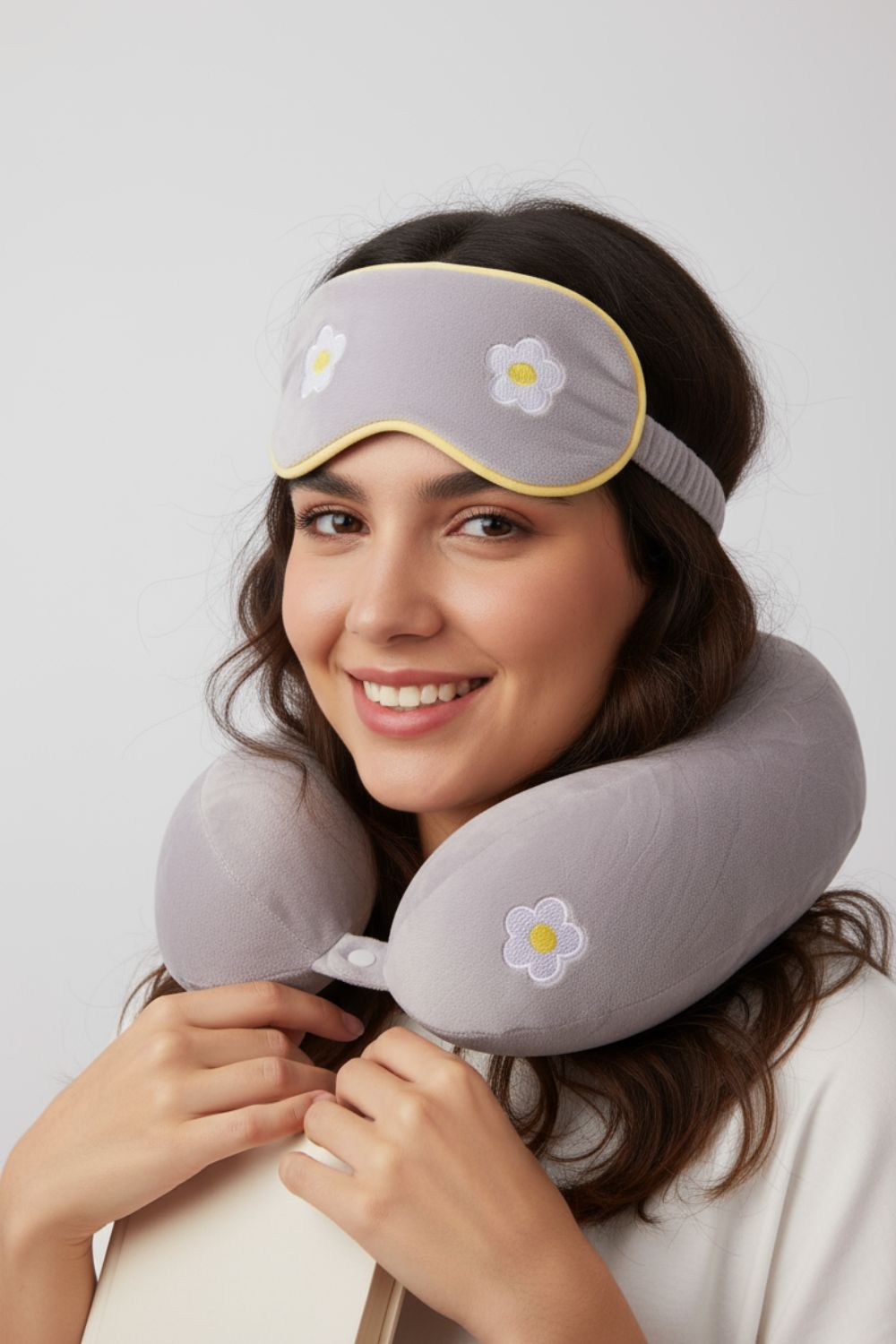 Almohada de viaje con antifaz incluido